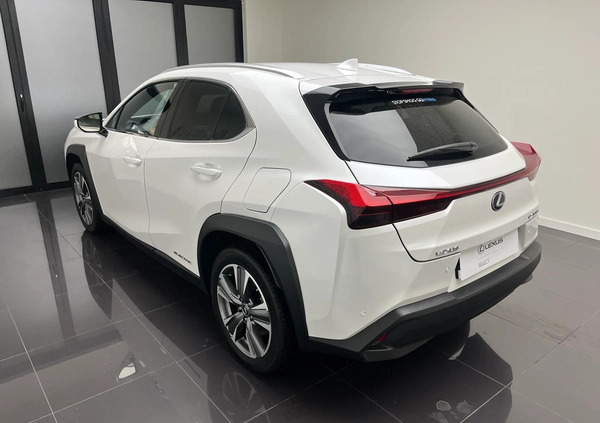 Lexus UX cena 184900 przebieg: 28000, rok produkcji 2021 z Wojcieszów małe 37